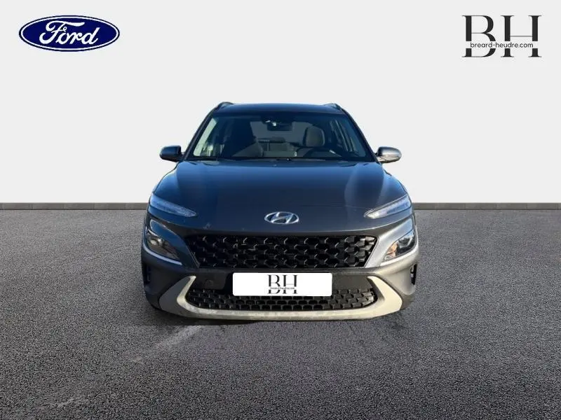 Vue avant d'une Hyundai Kona 1.6 GDi Hybrid Business 2022 en Dark Knight Métal avec calandre noire et feux LED fins.