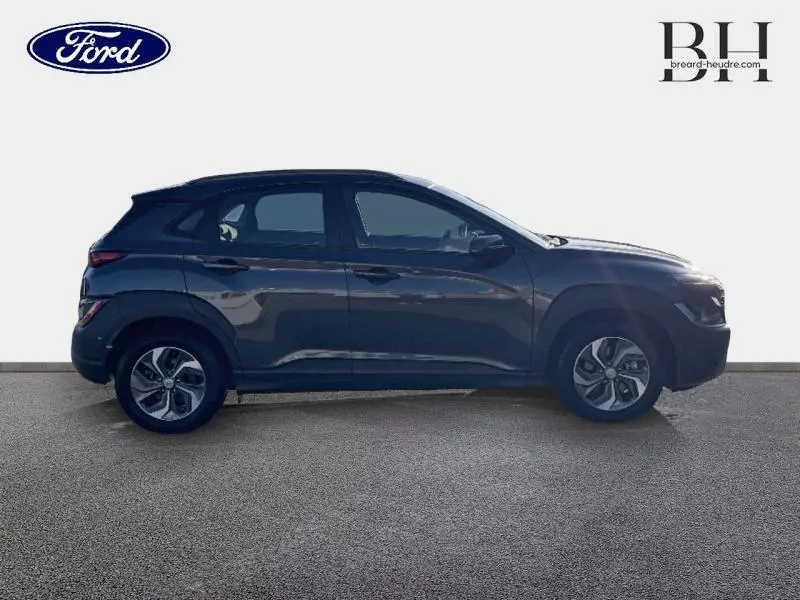 Profil droit d’un Hyundai Kona 1.6 GDi Hybrid Business 2022 en Dark Knight Métal avec jantes alliage et vitres teintées.
