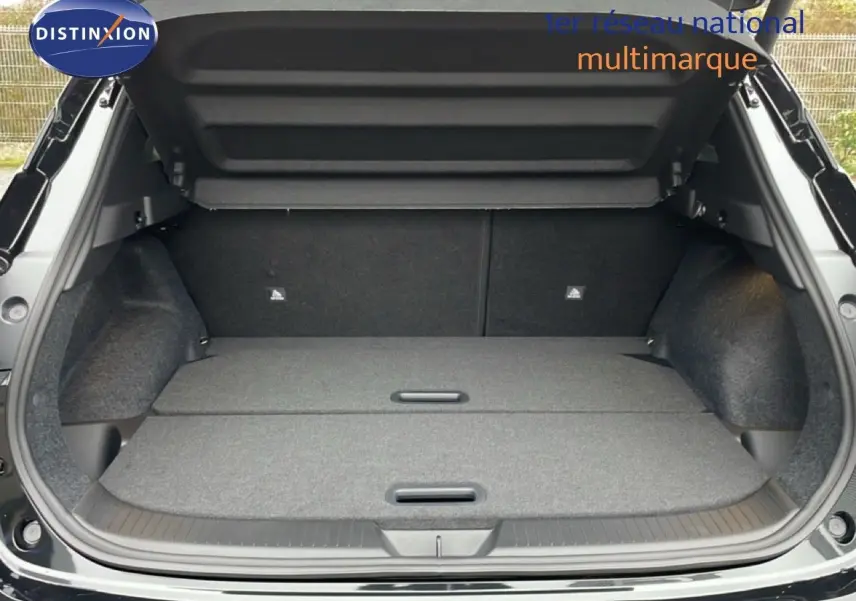 Coffre ouvert du Nissan Qashqai noir perle métal, vue arrière montrant un espace de chargement plat et spacieux.