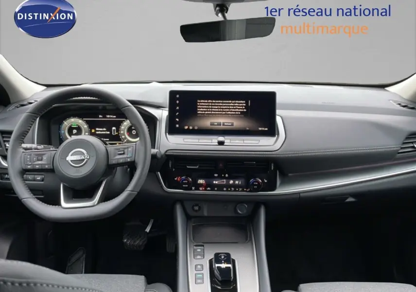 Tableau de bord et volant du Nissan Qashqai 1.5 E-POWER 2025, intérieur moderne avec écran tactile central.