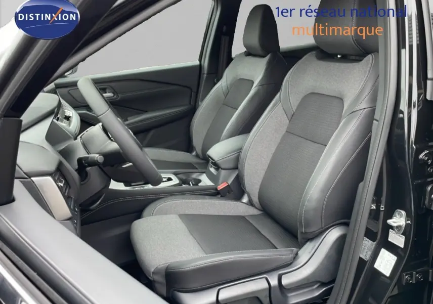 Vue intérieure côté conducteur du Nissan Qashqai 2025 noir perle métal, mettant en valeur les sièges tissu et cuir bicolores.