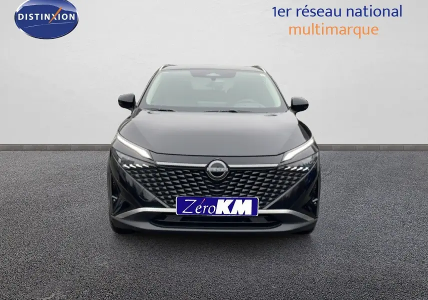 Vue frontale du Nissan Qashqai 2025 noir perle métal avec calandre distinctive et feux LED fins allumés.