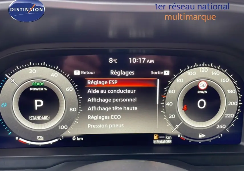 Tableau de bord numérique du Nissan Qashqai 2025, affichage des réglages et compteurs en vue frontale.