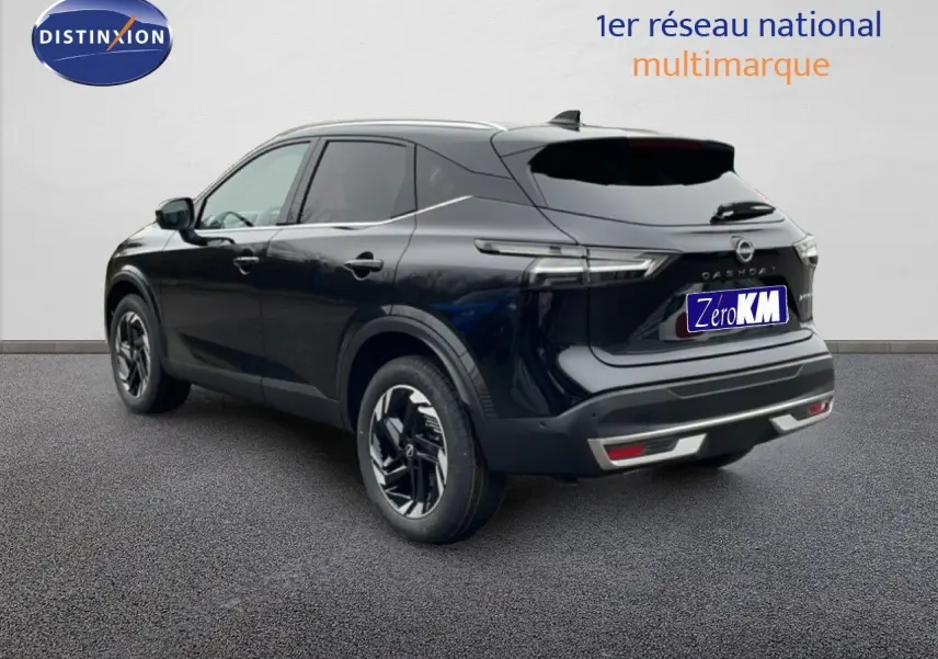Vue 3/4 arrière droite du Nissan Qashqai 2025 noir perle métal avec jantes distinctives et feux LED arrière.