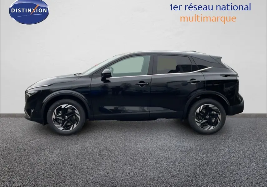 Profil droit du Nissan Qashqai 2025 noir perle métal avec jantes noires et toit contrasté gris.