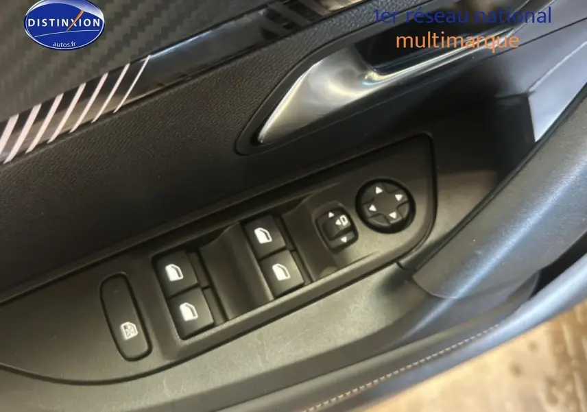 Détail des commandes des vitres et rétroviseurs côté conducteur d'une Peugeot 2008 gris Artense, intérieur noir.