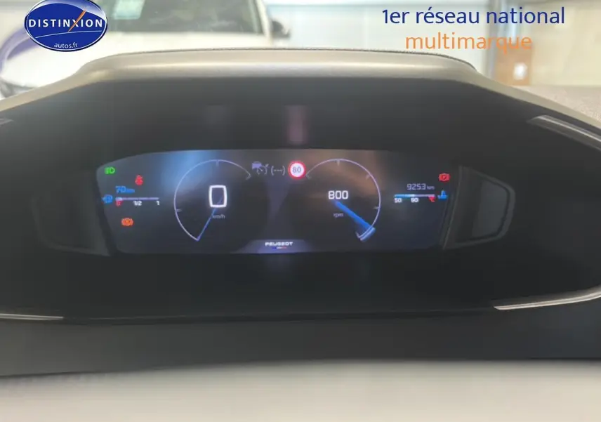 Tableau de bord numérique du Peugeot 2008 2025, affichage digital clair avec compte-tours et vitesse à 0 km/h.