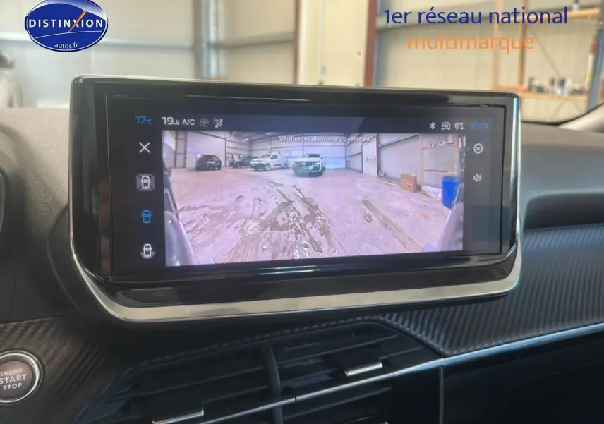 Écran tactile intérieur du Peugeot 2008 1.2 100 Allure montrant la caméra de recul en fonctionnement.