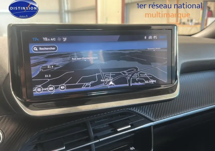 Écran tactile central affichant la navigation dans l’habitacle noir du Peugeot 2008 gris Artense, vue de face.