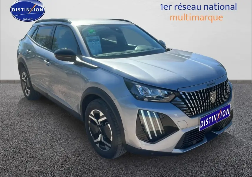 Peugeot 2008 gris artense en 3/4 avant droit, avec calandre distinctive et jantes alu bicolores.