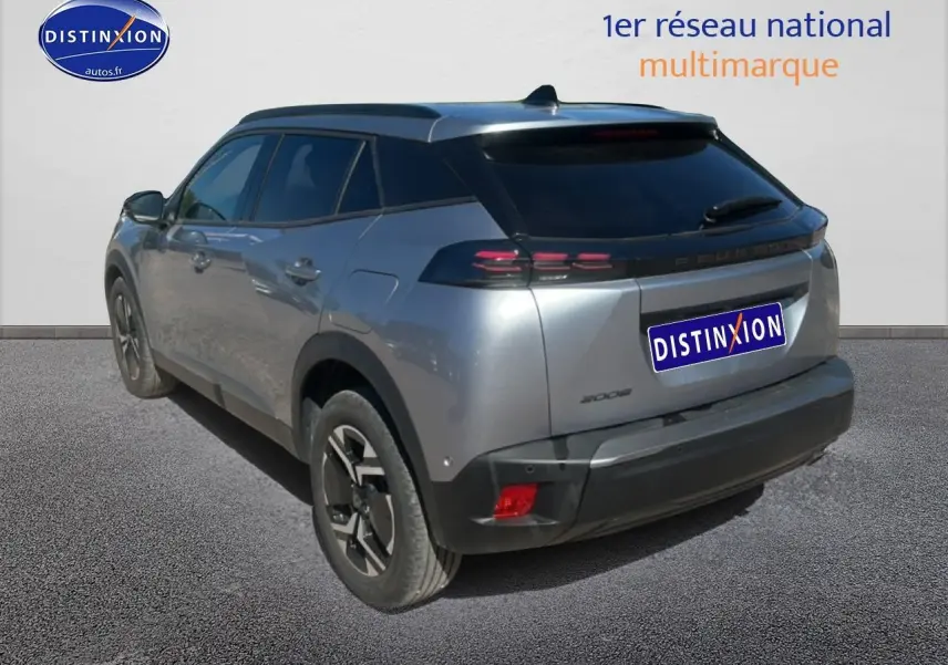 Peugeot 2008 gris Artense en 3/4 arrière droit, avec vitres arrière teintées et jantes alu noires.