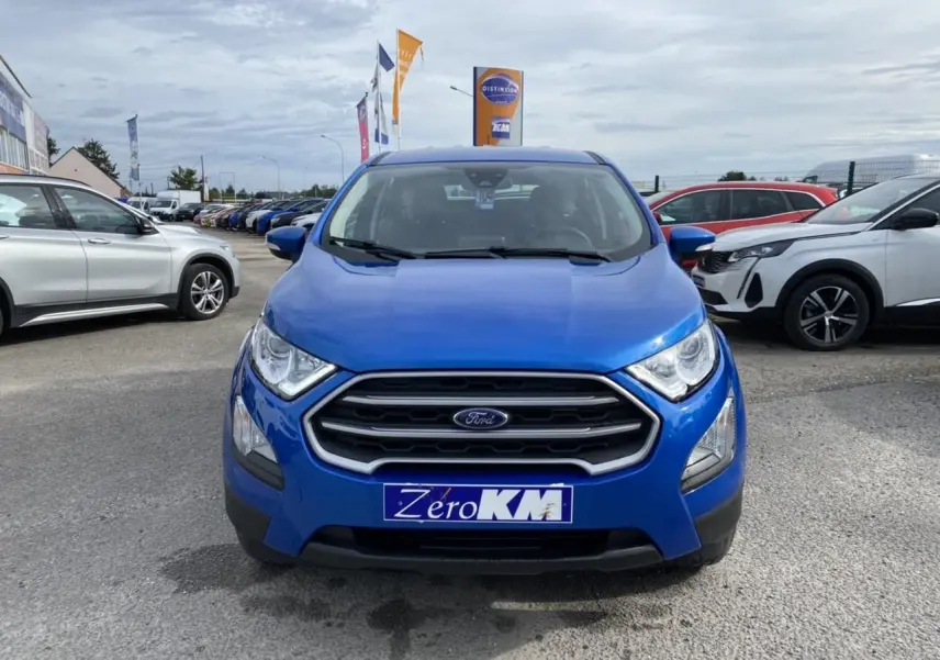 Vue de face d'un Ford EcoSport 2022 bleu Island avec calandre chromée et projecteurs antibrouillard visibles.