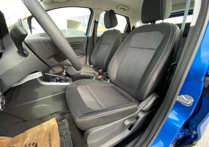 Vue intérieure côté conducteur du Ford EcoSport bleu Island 2022, sièges tissu noir avec coutures contrastées.