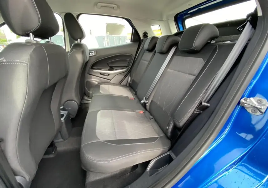 Vue intérieure de la banquette arrière noire du Ford EcoSport bleu Island, porte arrière droite ouverte.