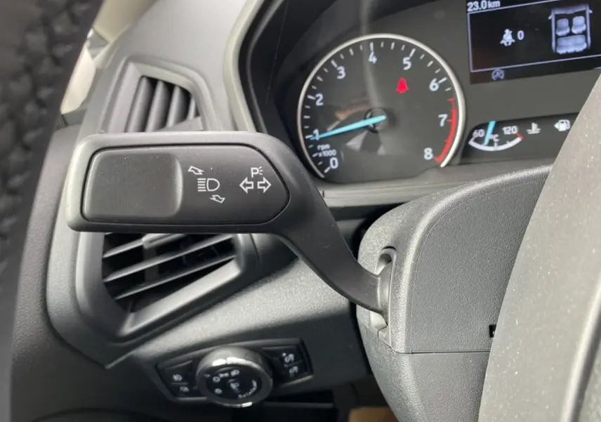 Gros plan sur la manette de clignotants à gauche du volant du Ford EcoSport 2022, tableau de bord en arrière-plan.