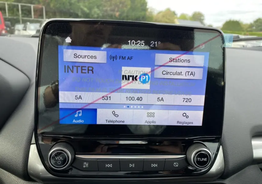 Écran tactile central du Ford EcoSport 2022 affichant la radio FM avec commandes audio en vue rapprochée intérieure.