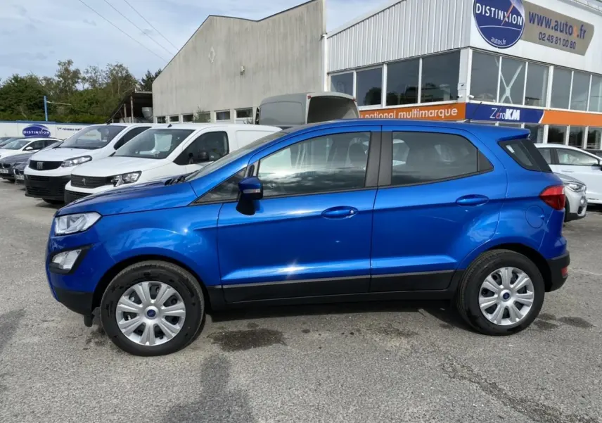Ford EcoSport 2022 bleu Island vu de profil côté gauche, avec jantes acier et poignées de porte assorties.