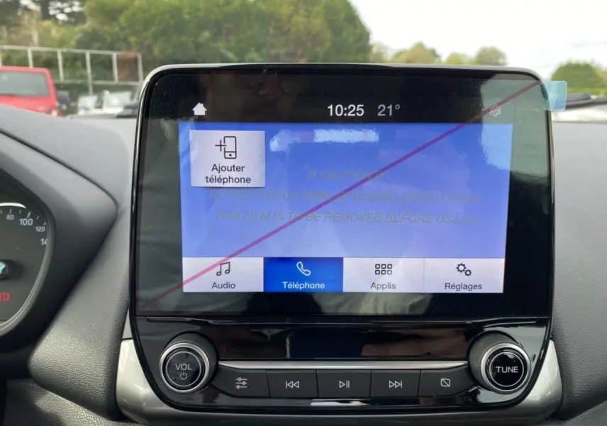 Écran tactile central du Ford EcoSport 2022 affichant le menu téléphone, avec commandes audio en dessous.