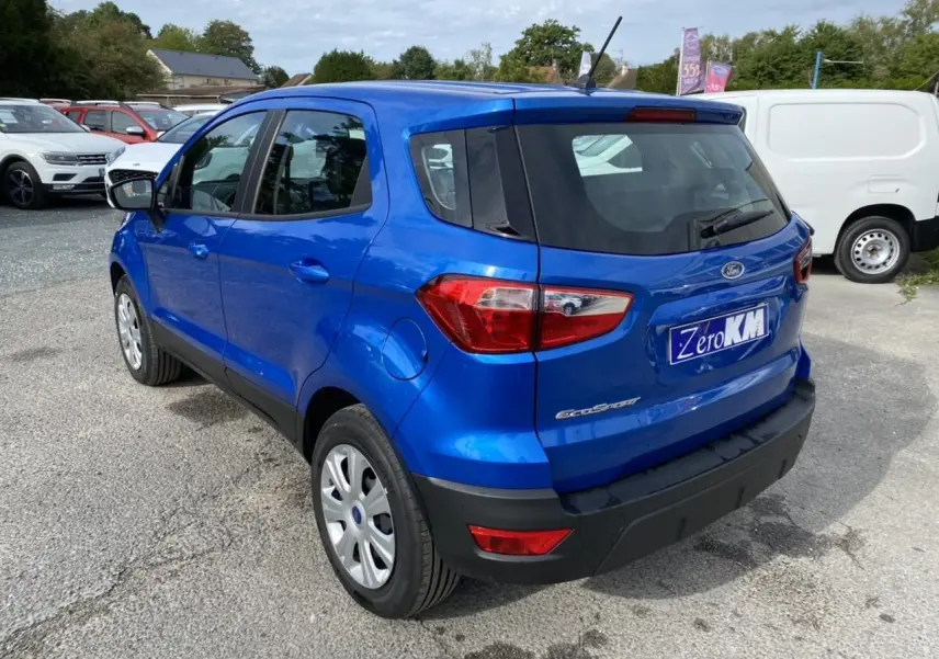 Vue 3/4 arrière droite d'un Ford EcoSport bleu Island métallisé, avec feux arrière et pare-chocs noirs visibles.