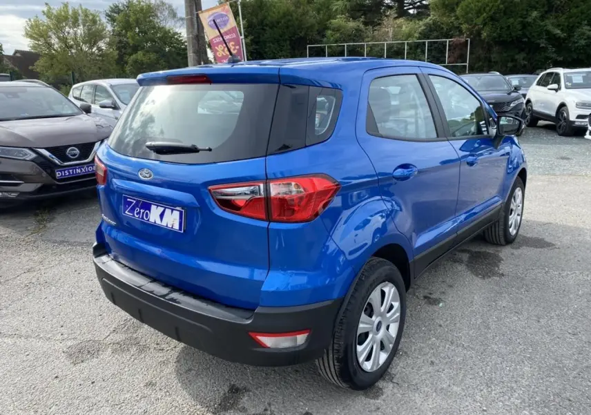 Vue 3/4 arrière droite d'un Ford EcoSport bleu Island 2022 avec feux arrière et pare-chocs noirs visibles.