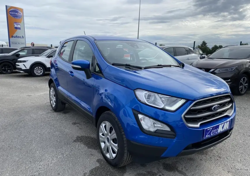 Ford EcoSport bleu Island en 3/4 avant droit, avec projecteurs antibrouillard et calandre chromée visible.
