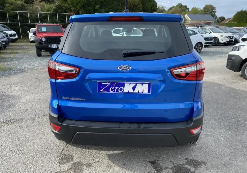 Vue arrière d’un Ford EcoSport bleu Island 2022 avec feux arrière et plaque d’immatriculation Zéro KM visible.