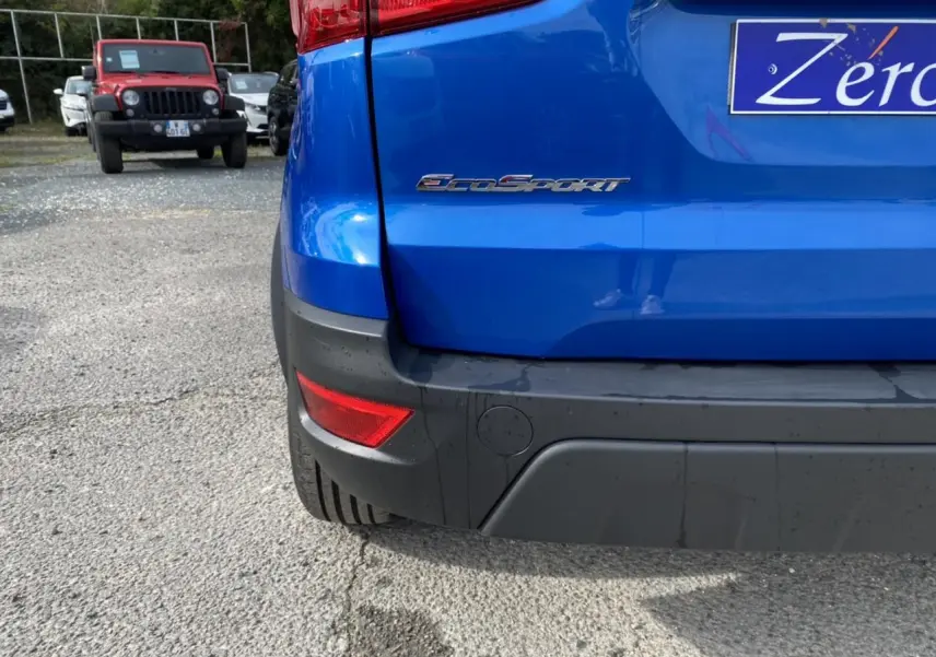 Vue rapprochée de l’arrière droit d’un Ford EcoSport bleu Island avec logo EcoSport et feu antibrouillard.
