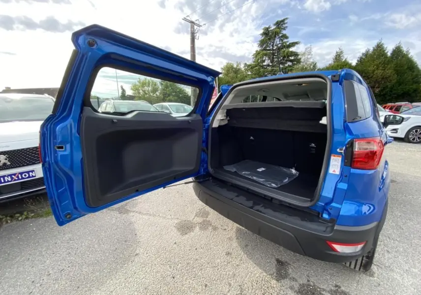 Vue arrière ouverte du Ford EcoSport 1.0 EcoBoost 2022 en bleu Island, montrant le coffre spacieux et la porte battante.