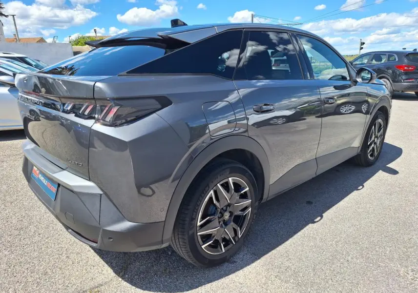 Peugeot 3008 Hybrid gris foncé en 3/4 arrière droit, avec jantes alliage 19 pouces et vitres teintées.