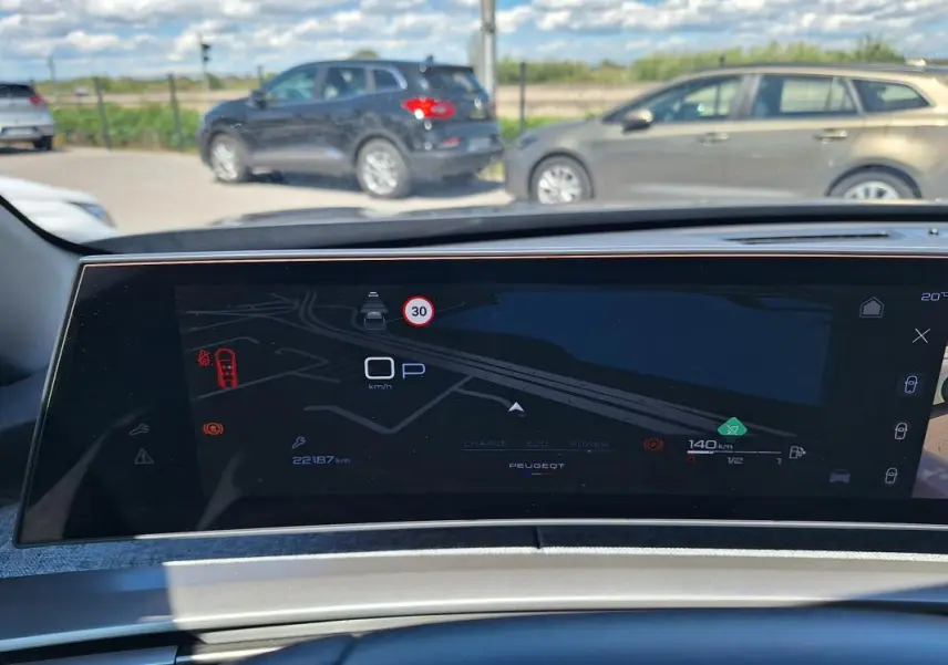Vue intérieure du cockpit numérique du Peugeot 3008 Hybrid gris foncé, affichage de navigation et informations de conduite.