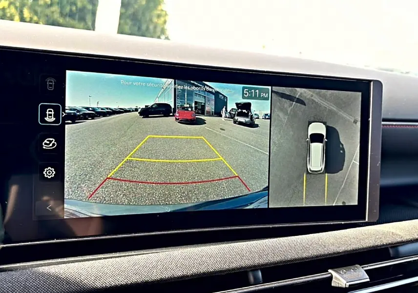 Écran tactile intérieur montrant la caméra de recul et vue panoramique 360° du Hyundai Tucson gris shadow 2026.