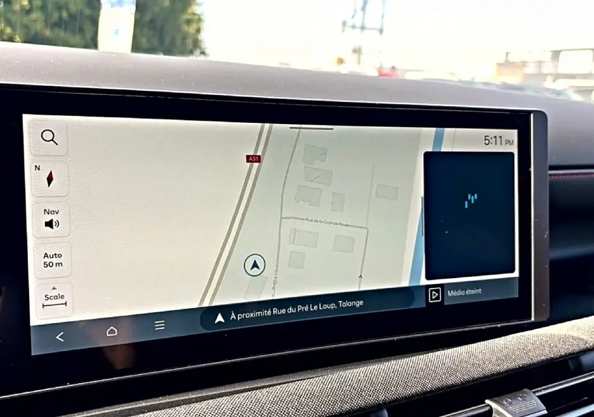 Écran tactile intérieur du Hyundai Tucson 2026, affichant la navigation avec carte et interface moderne.