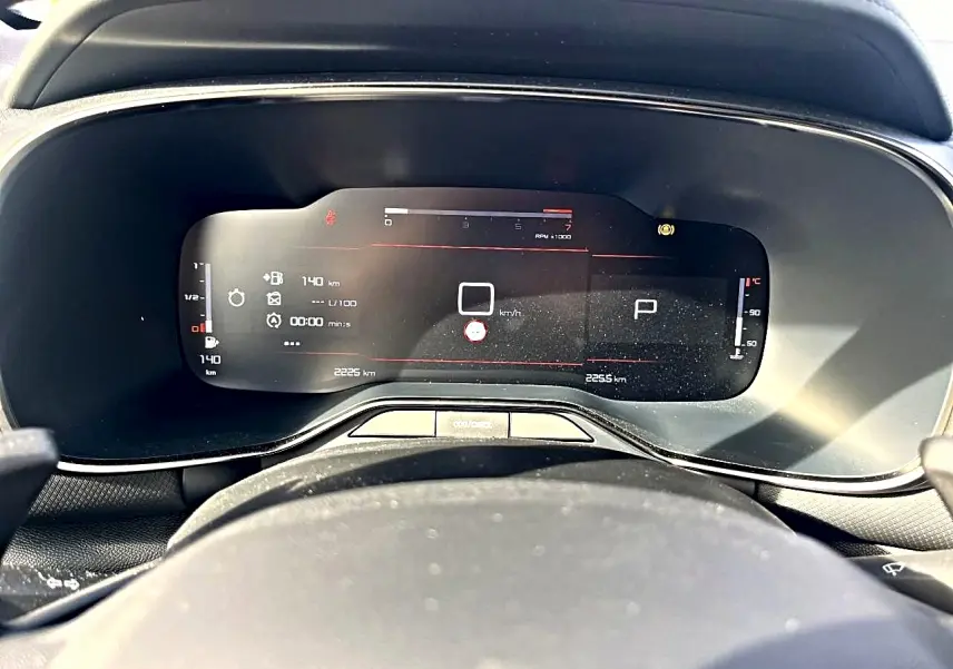 Vue rapprochée du tableau de bord numérique de la Citroën C5 Aircross 2025, affichage moderne et épuré.