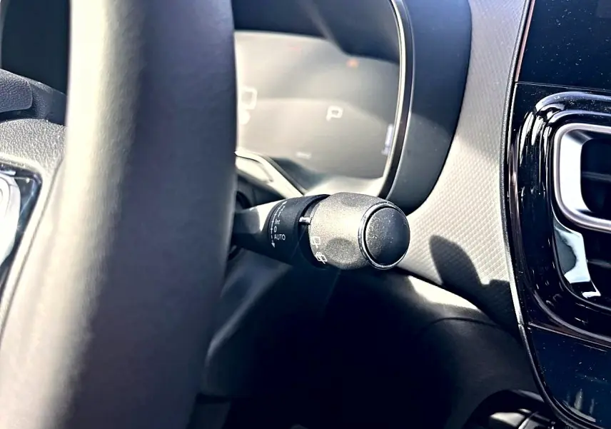 Gros plan sur la manette d’essuie-glace côté gauche du tableau de bord du Citroën C5 Aircross noir 2025.