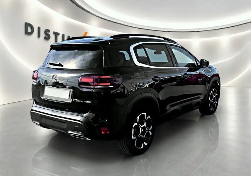 Citroën C5 Aircross noir vue 3/4 arrière droit, jantes alu distinctives et vitres arrière teintées.