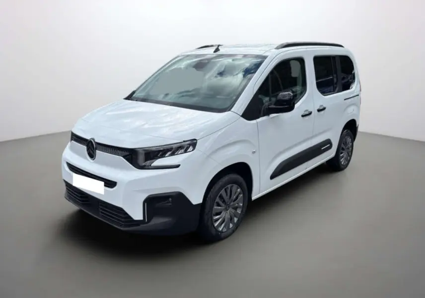 Citroën Berlingo Kaolin white en 3/4 avant droit, avec barres de toit et vitres arrière surteintées.