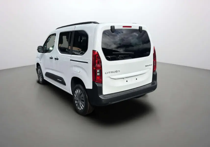 Vue 3/4 arrière droite du Citroën Berlingo Kaolin white avec vitres surteintées et barres de toit noires.