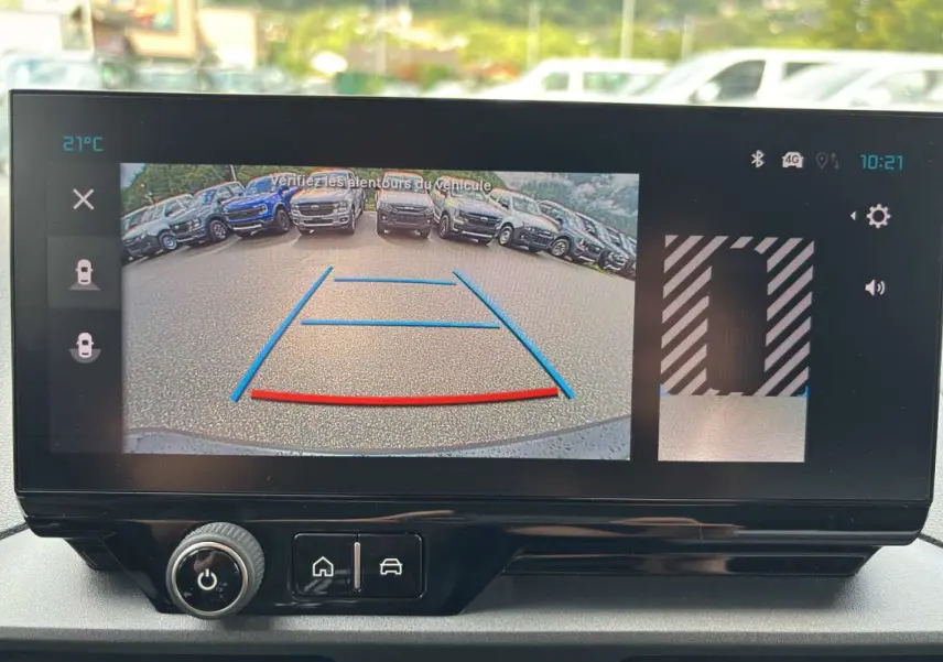 Écran tactile intérieur montrant la caméra de recul du Citroën Berlingo Kaolin white, vue arrière avec lignes de guidage.