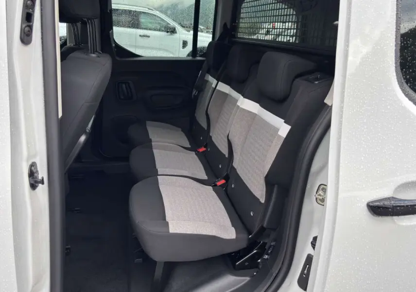 Vue latérale intérieure montrant les trois sièges arrière indépendants gris et noirs du Citroën Berlingo Kaolin White 2026.