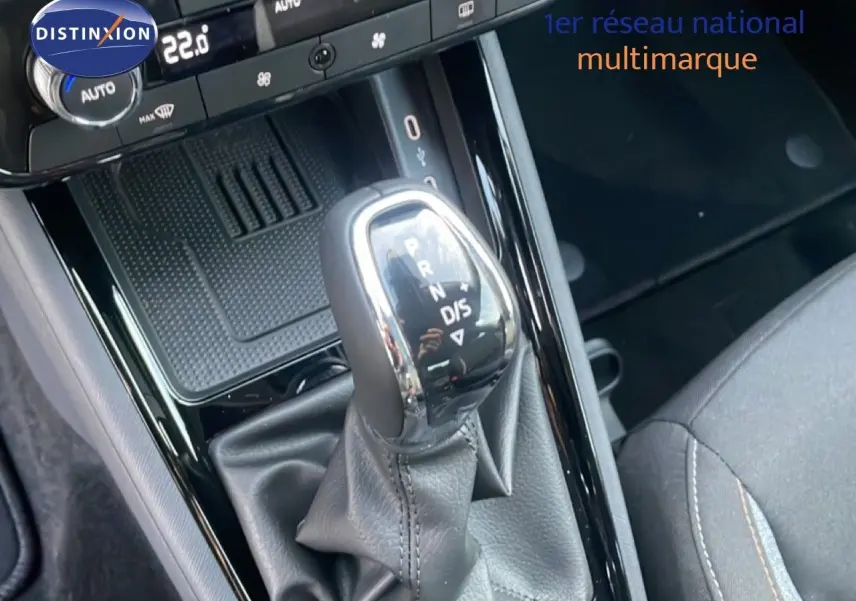 Le levier de vitesses automatique DSG7 de la Skoda Kamiq 2025, vue rapprochée de la console centrale en gris noir.