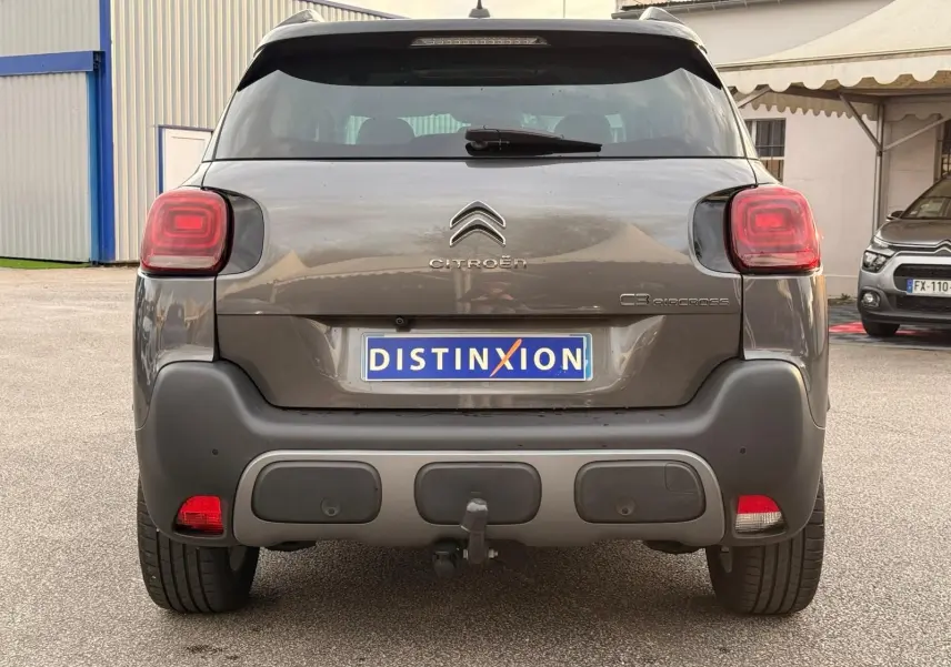 Vue arrière d'une Citroën C3 Aircross gris platinium 2022 avec attelage et feux arrière LED distinctifs.