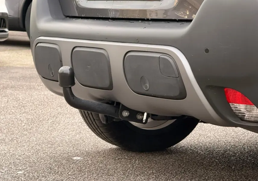 Vue rapprochée du pare-chocs arrière gris platinium d'une Citroën C3 Aircross 2022 avec attelage visible.