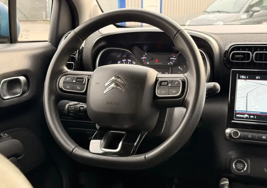 Vue intérieure centrée sur le volant noir d'une Citroën C3 Aircross 2022 avec tableau de bord et écran tactile visible.