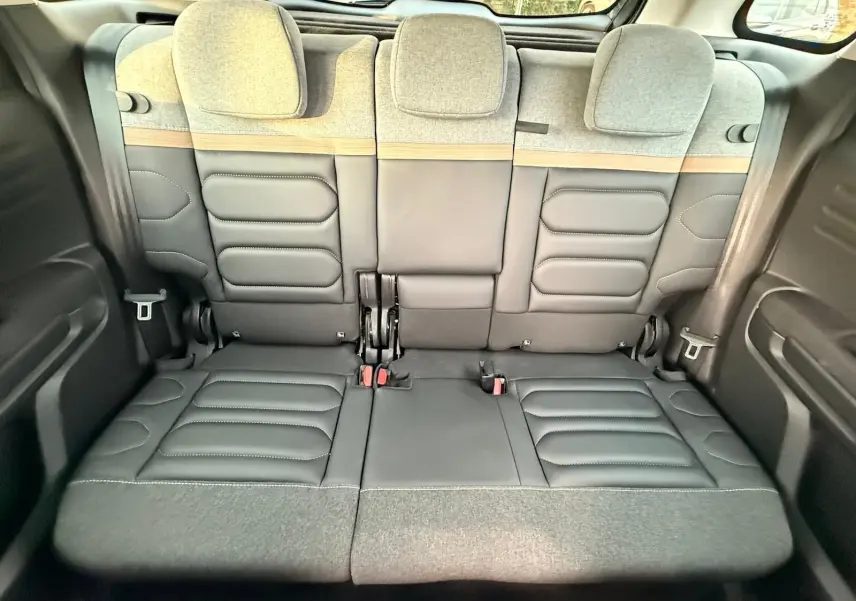 Vue intérieure arrière du Citroën C3 Aircross 2022, sièges arrière gris avec assise cuir et dossier tissu clair bicolore.