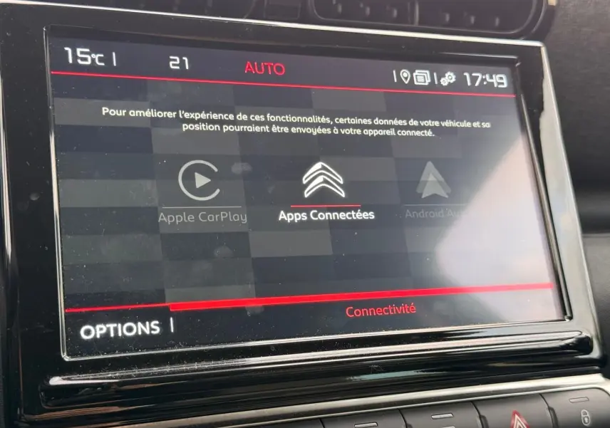 Écran tactile central de la Citroën C3 Aircross gris platinium, affichant les options de connectivité et Apple CarPlay.