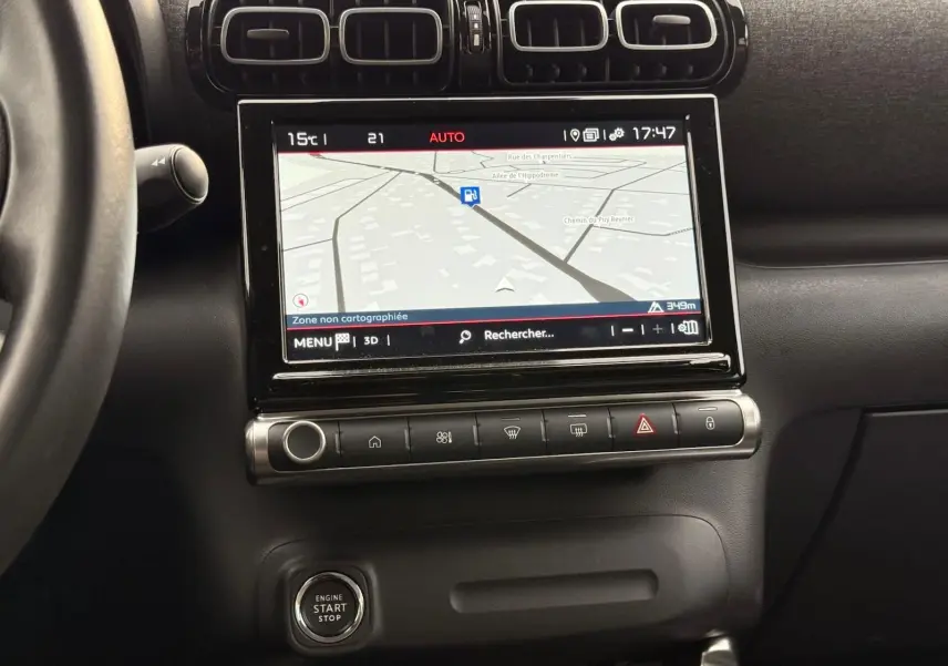 Vue intérieure centrée sur l’écran tactile du système de navigation et la console centrale d’une Citroën C3 Aircross 2022.
