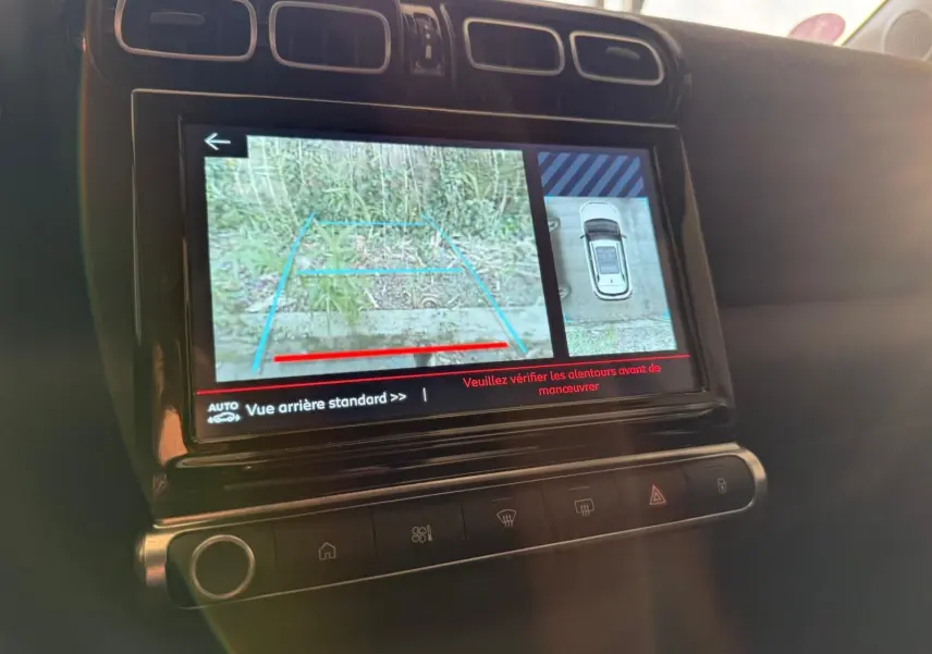 Écran tactile intérieur du Citroën C3 Aircross gris platinium montrant la caméra de recul avec vue arrière et vue 360° du véhicule.