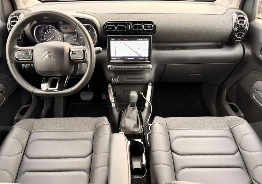 Vue intérieure frontale du Citroën C3 Aircross gris platinium 2022, avec tableau de bord moderne et écran tactile central.