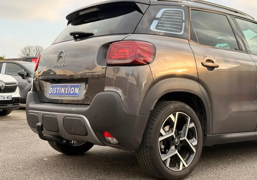 Vue 3/4 arrière droite d’un Citroën C3 Aircross gris platinium avec jantes alliage et feux arrière LED distinctifs.