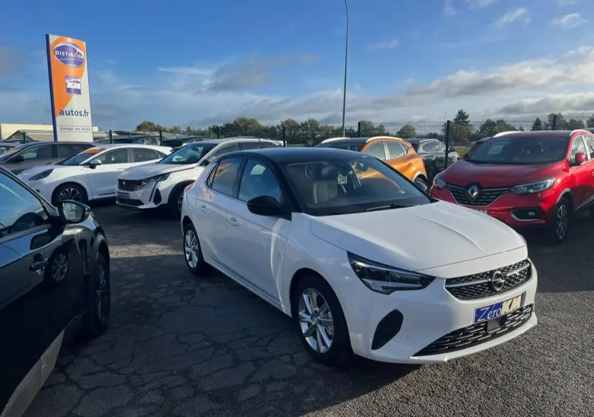 Opel Corsa blanche vue en 3/4 avant droit, avec rétroviseurs noirs et calandre au logo Opel visible.